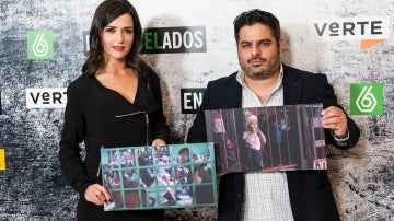 Alejandra Andrade y Jalis de la Serna con dos fotografías de la exposición