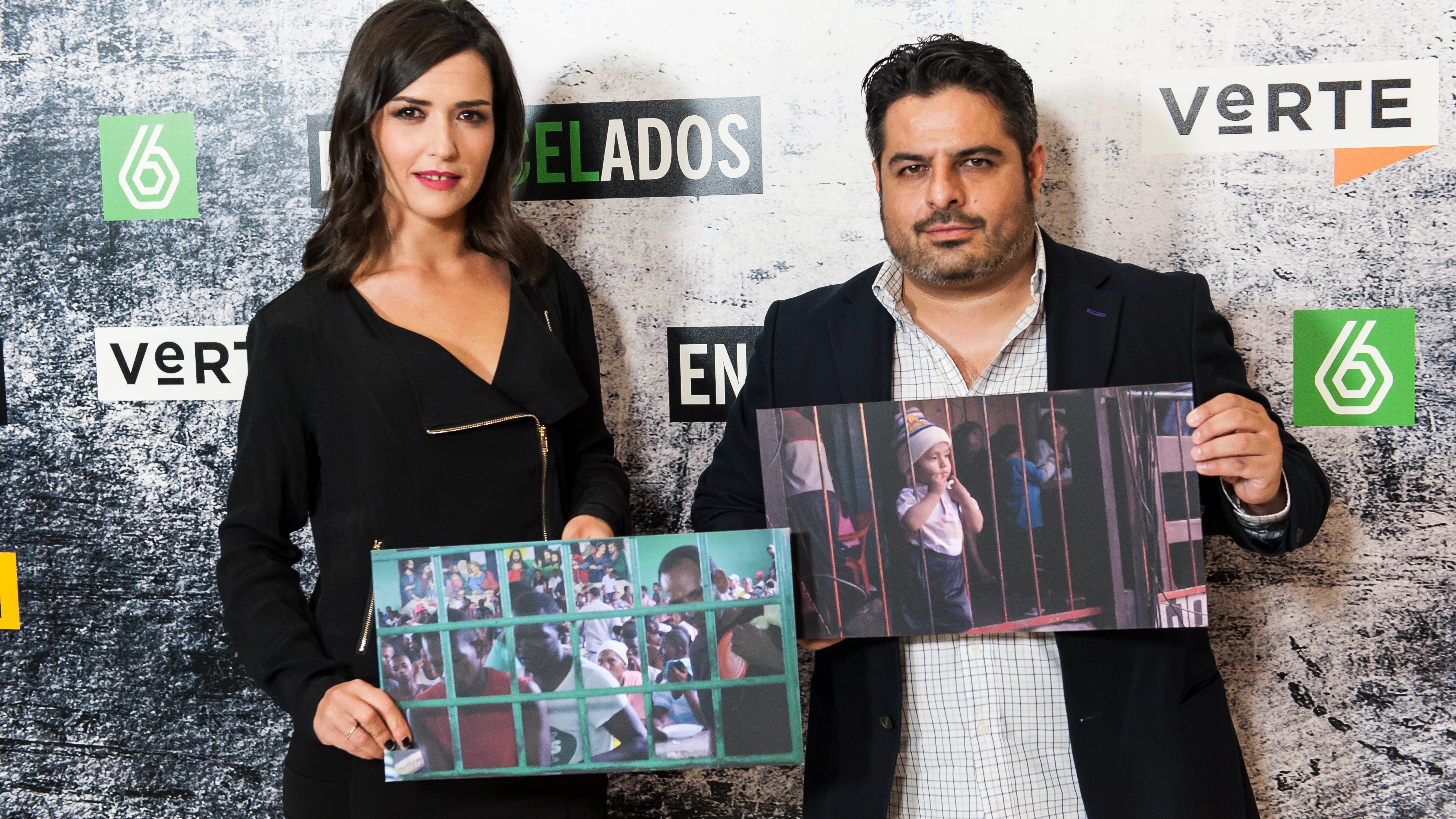 Alejandra Andrade y Jalis de la Serna con dos fotografías de la exposición