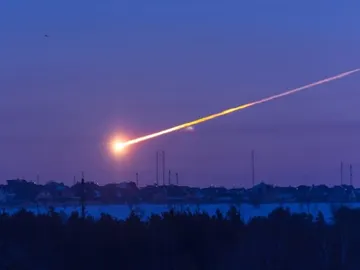 Imagen de un meteorito cayendo en Cheliábinsk, Rusia, en 2013 Imagen de un meteorito cayendo en Cheliábinsk, Rusia, en 2013
