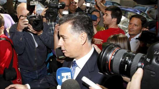 El exconsejero de Deportes Alberto L&oacute;pez Viejo atiende a los medios de comunicaci&oacute;n 
