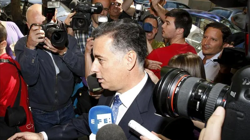 El exconsejero de Deportes Alberto L&oacute;pez Viejo atiende a los medios de comunicaci&oacute;n 