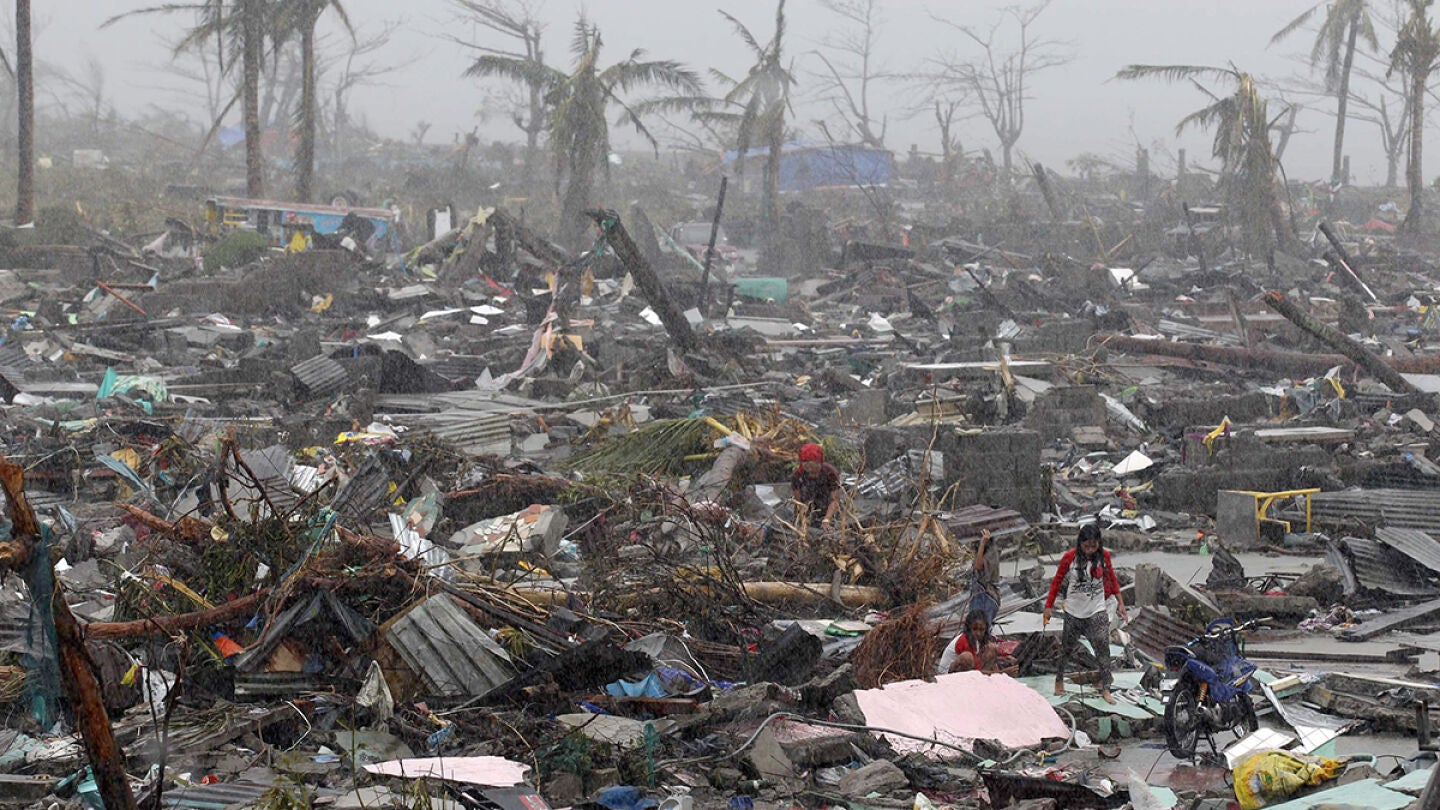 Devastaci&oacute;n provocada por el paso del tif&oacute;n Haiyan en la ciudad de Tacloban, Filipinas
