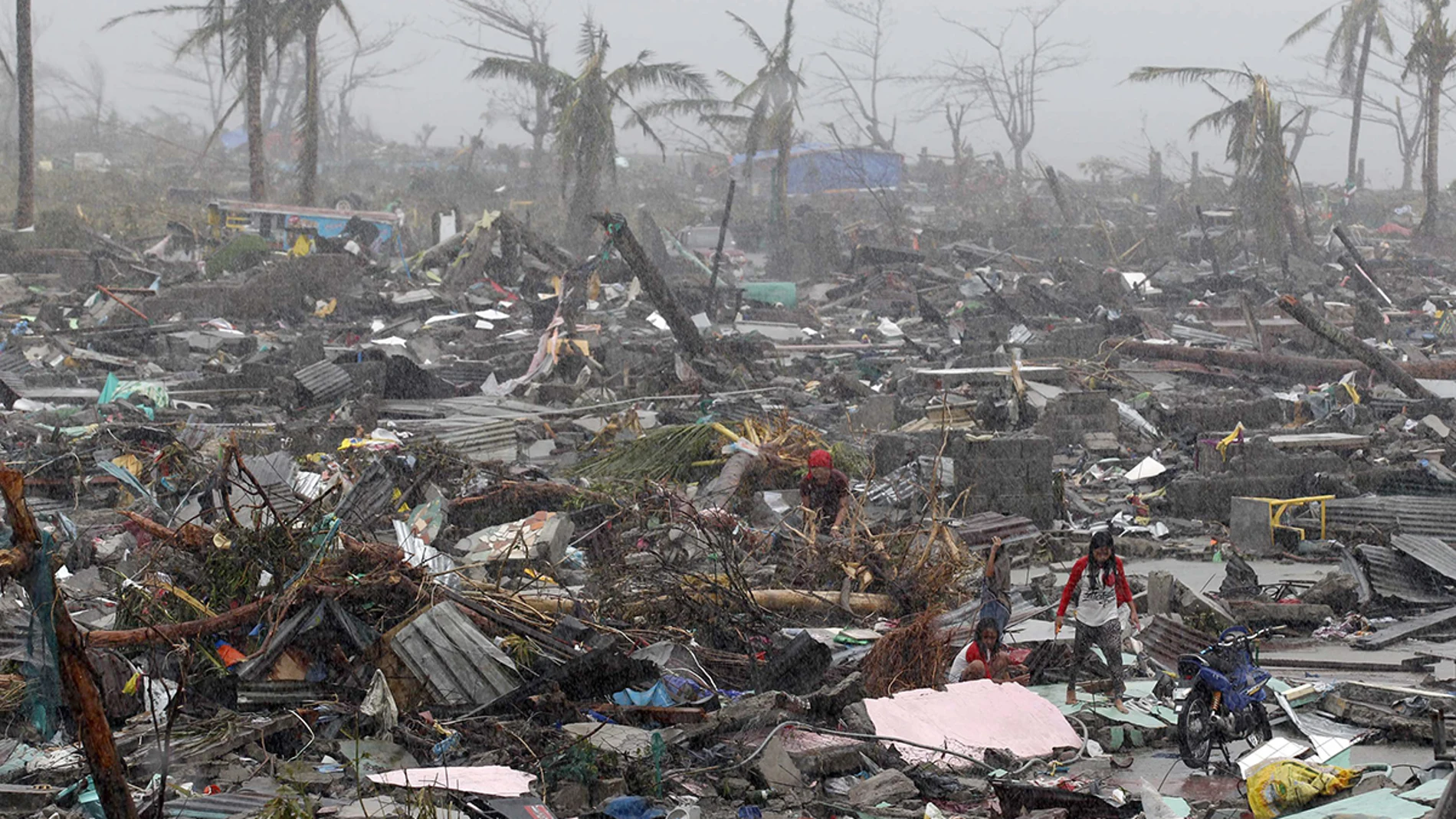 Devastación provocada por el paso del tifón Haiyan en la ciudad de Tacloban, Filipinas