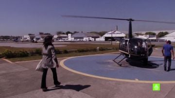 Alejandra Andrade se sube a un helicóptero
