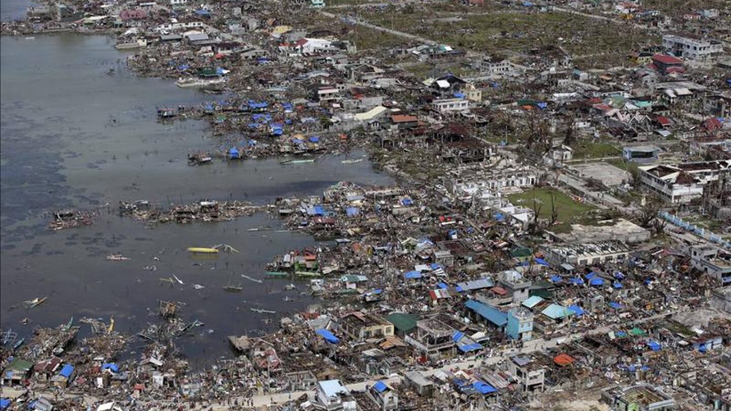 Vista a&eacute;rea de una zona arrasada por el paso del tif&oacute;n Yolanda