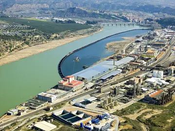 Vista aérea de los trabajos de descontaminación frente a la fábrica de Ercros Vista aérea de los trabajos de descontaminación frente a la fábrica de Ercros