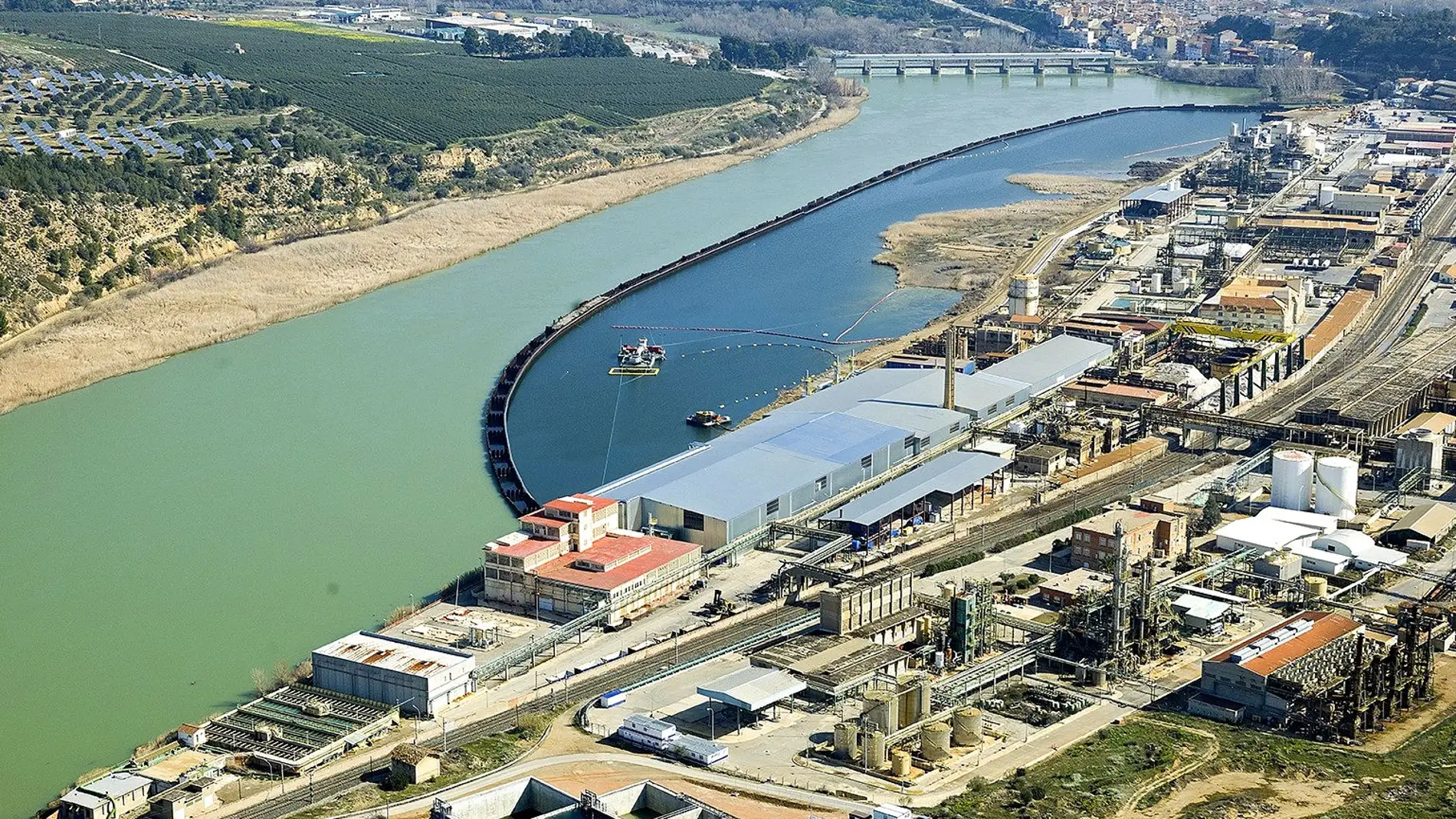 Vista aérea de los trabajos de descontaminación frente a la fábrica de Ercros