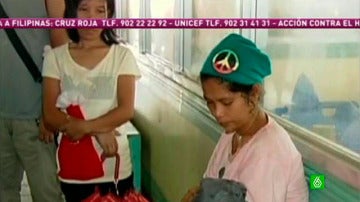 Una madre filipina se aferra a su bebé muerto