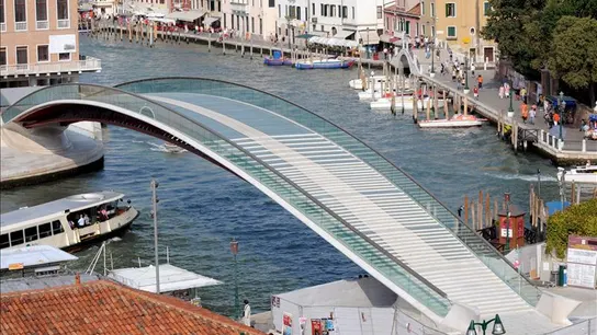 Vista general del cuarto puente sobre el Gran Canal de Venecia Vista general del cuarto puente sobre el Gran Canal de Venecia