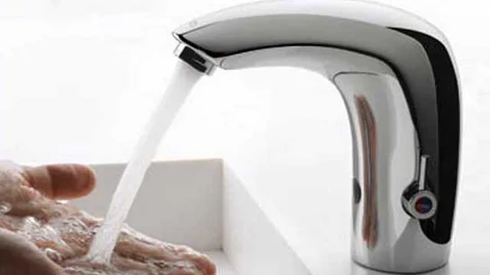 Lavado de manos con agua del grifo Lavado de manos con agua del grifo