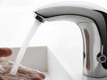Lavado de manos con agua del grifo Lavado de manos con agua del grifo