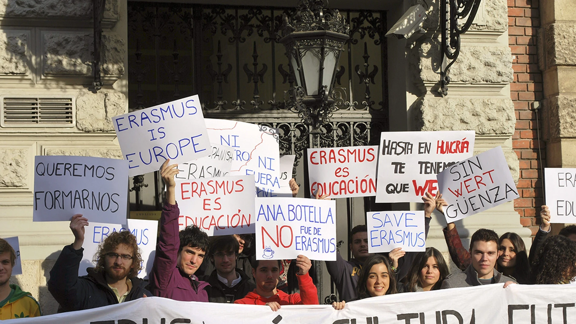 Miles de estudiantes Erasmus se manifiestan por toda Europa contra los recortes del Gobierno