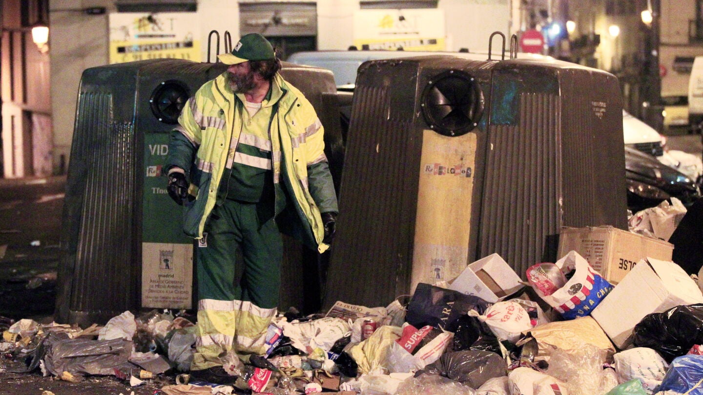 Los trabajadores de Tragsa recogieron esta madrugada hasta 60 toneladas de basura