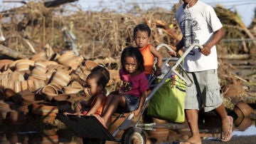 La ayuda internacional comienza a llegar a una desesperada Filipinas