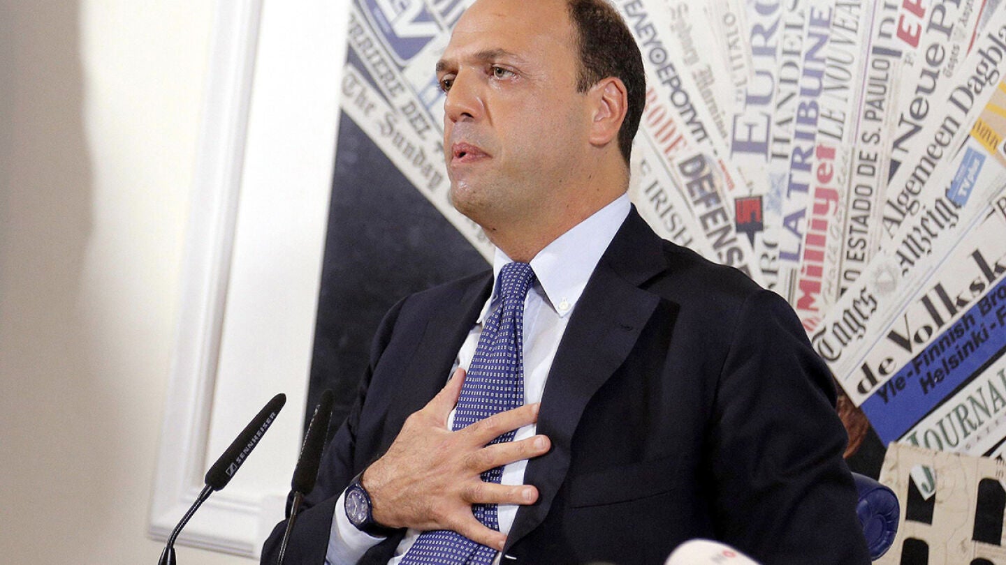 Angelino Alfano evidencia su distanciamiento con Berlusconi y muestra su apoyo al ministro Letta