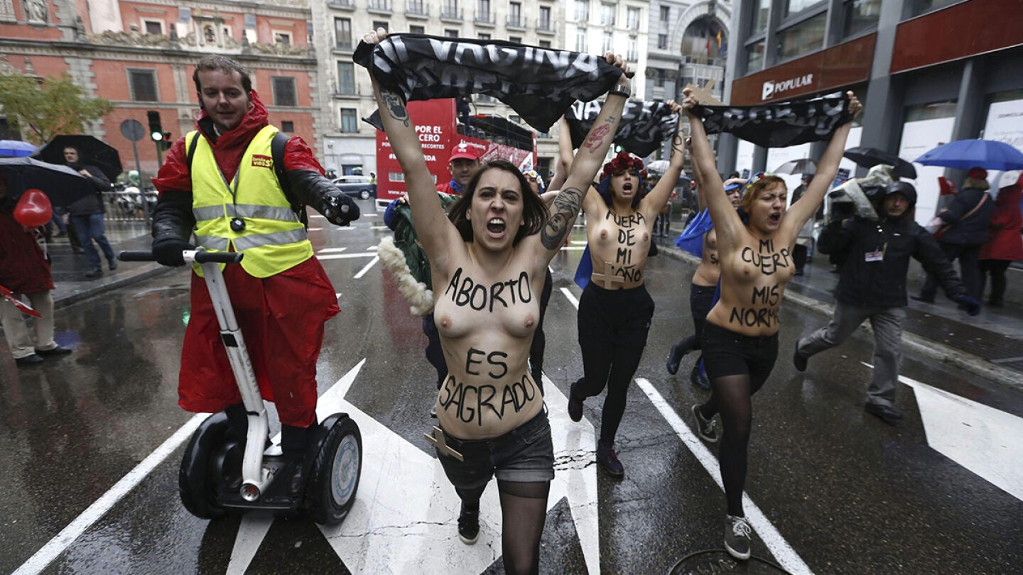 Pasan a disposici&oacute;n judicial las cinco activistas de Femen que irrumpieron en una marcha provida en Madrid