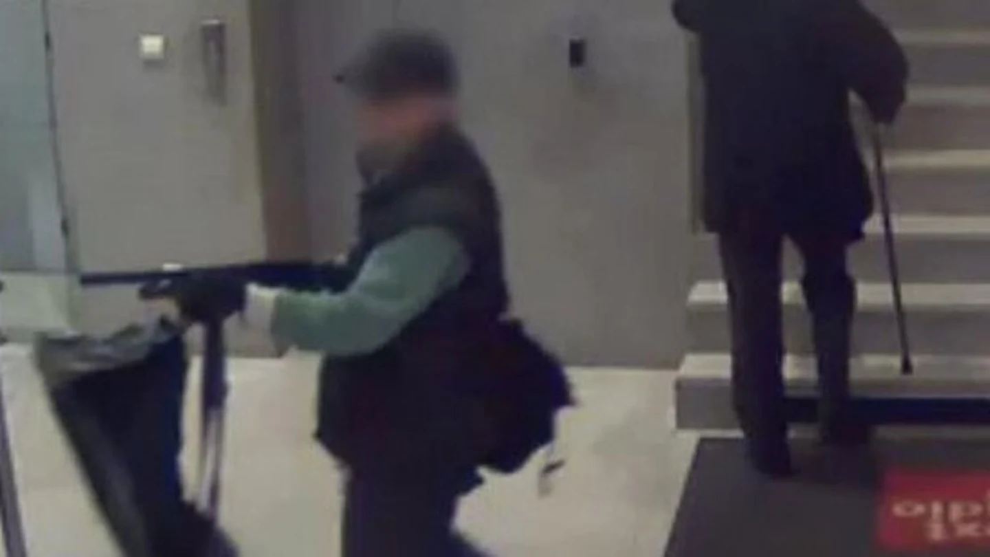 Imagen del supuesto autor de los tiroteos a dos medios de comunicación en París Imagen del supuesto autor de los tiroteos a dos medios de comunicación en París