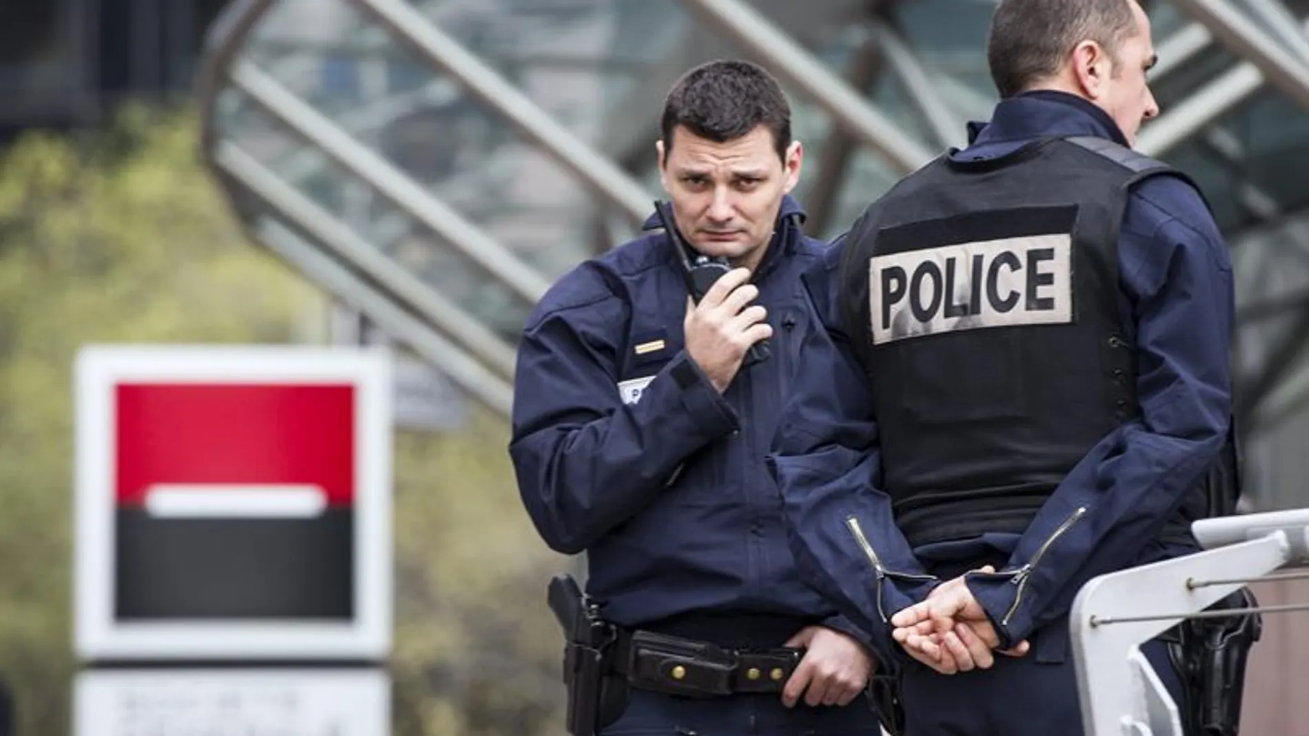 Dos agentes de policía custodian la entrada de las torres de Societé Général en París 