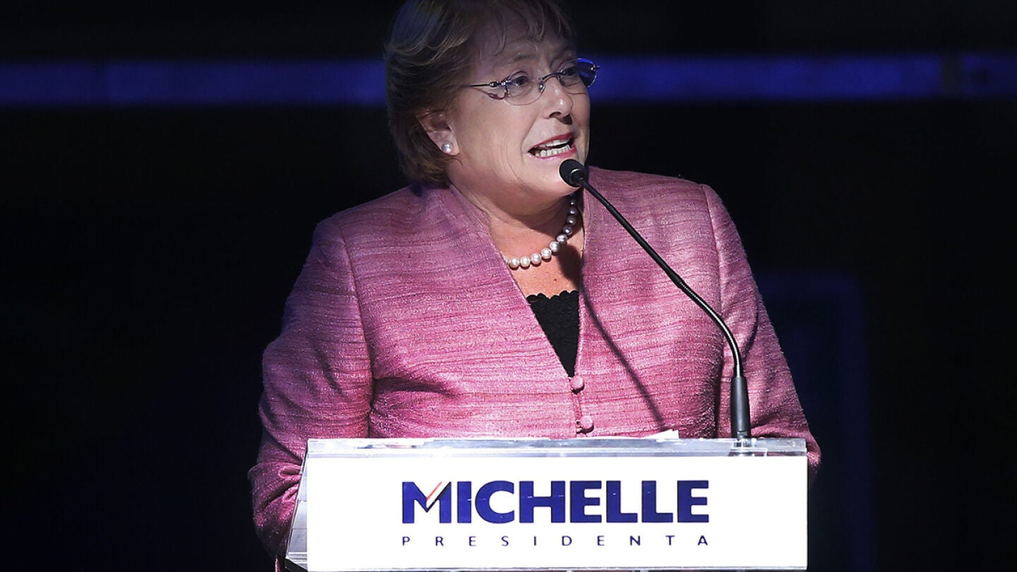 Bachelet roza la mayor&iacute;a absoluta pero no consigue evitar la segunda ronda electoral