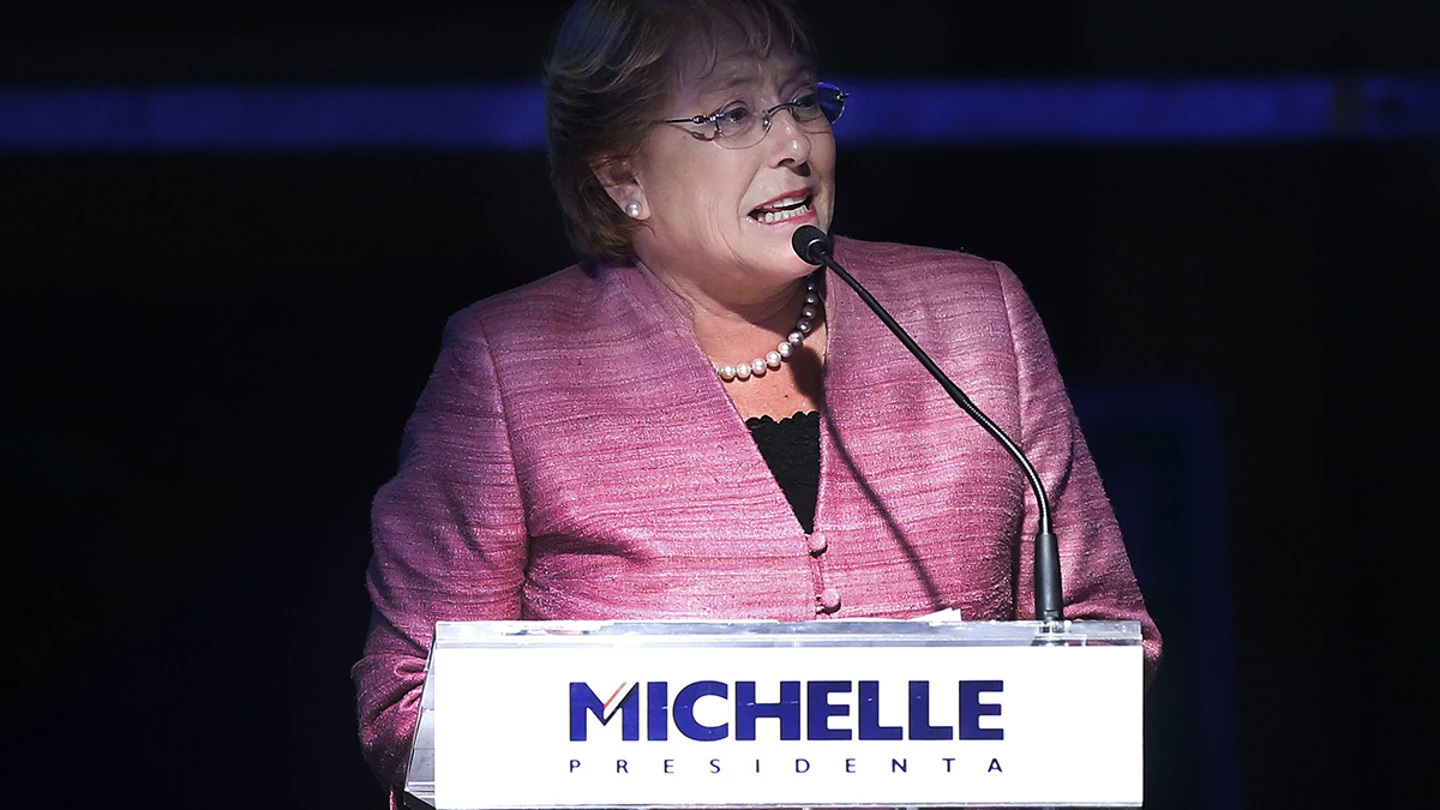 Bachelet roza la mayoría absoluta pero no consigue evitar la segunda ronda electoral Bachelet roza la mayoría absoluta pero no consigue evitar la segunda ronda electoral