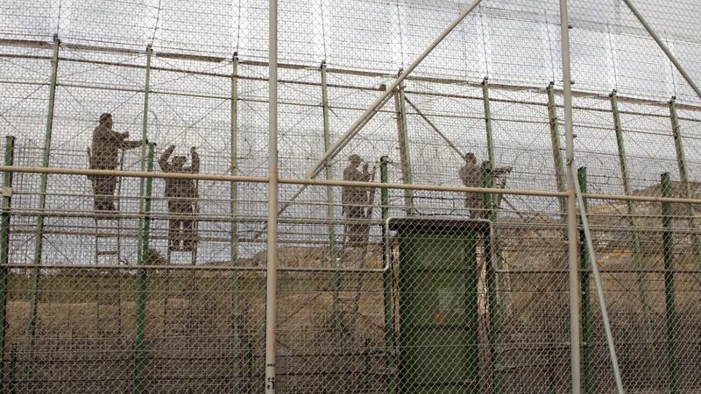 Varios operarios colocan a lo largo del perímetro fronterizo de Melilla Varios operarios colocan a lo largo del perímetro fronterizo de Melilla