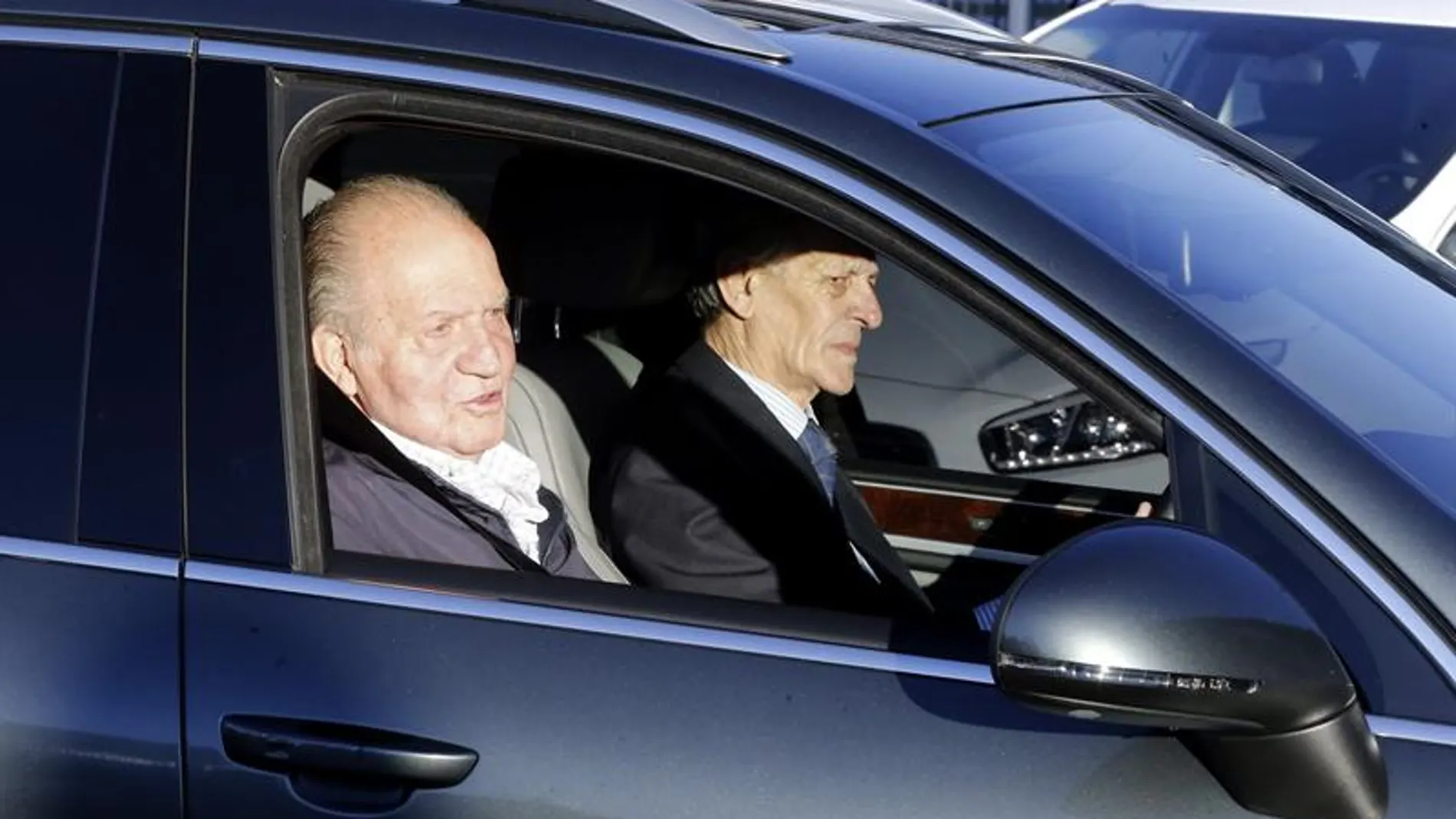 El Rey Don Juan Carlos a su llegada a la intervención quirúrgica.
