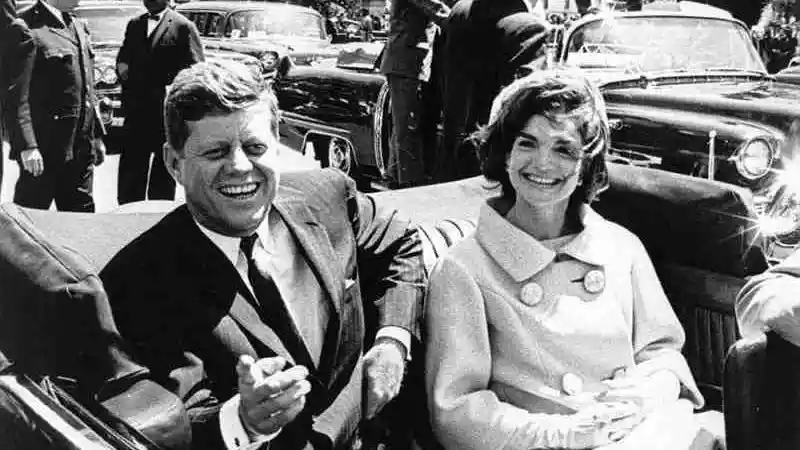 El presidente de EEUU John Kennedy y su esposa