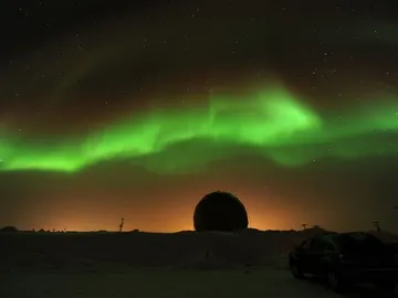 El bombardeo de partículas solares, al chocar con el campo magnético de la Tierra, genera las espectaculares auroras boreales El bombardeo de partículas solares, al chocar con el campo magnético de la Tierra, genera las espectaculares auroras boreales