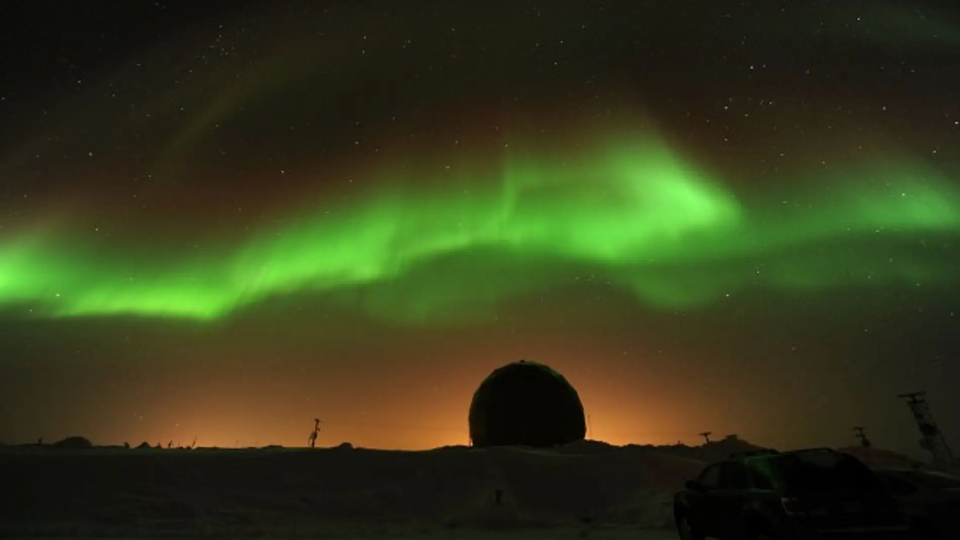 El bombardeo de partículas solares, al chocar con el campo magnético de la Tierra, genera las espectaculares auroras boreales