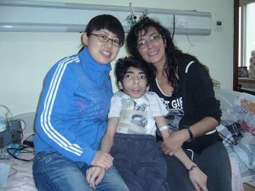 Gabriel, junto a su madre y la enfermera de la clínica Wu.