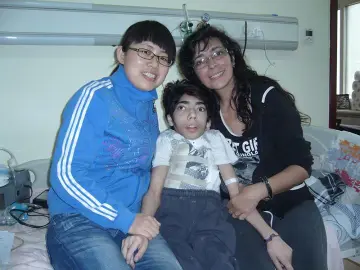 Gabriel, junto a su madre y la enfermera de la clínica Wu. Gabriel, junto a su madre y la enfermera de la clínica Wu.