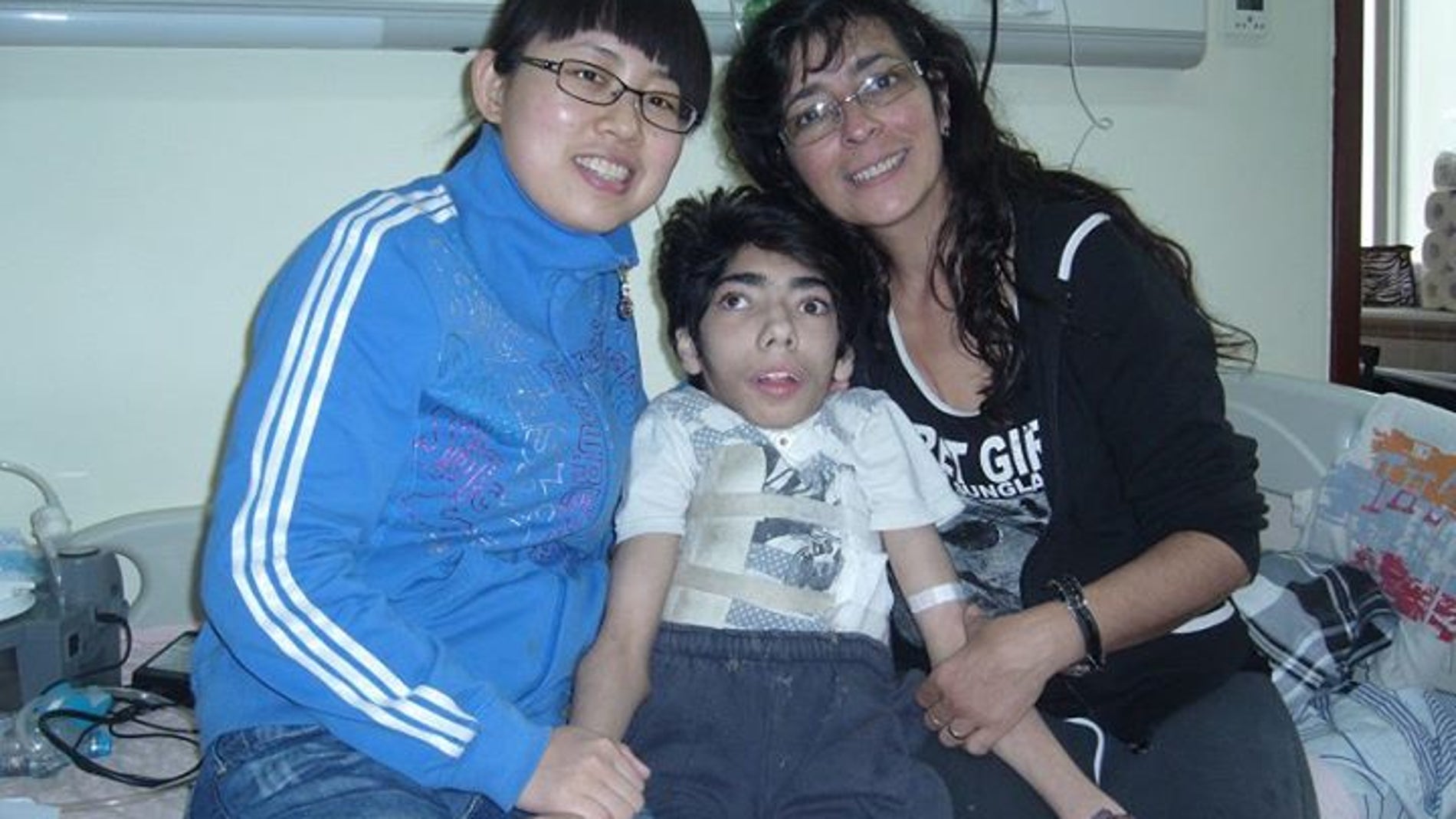 Gabriel, junto a su madre y la enfermera de la clínica Wu.