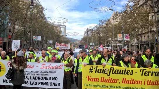 Miles de manifestantes protestan en Barcelona contra los recortes del gobierno Miles de manifestantes protestan en Barcelona contra los recortes del gobierno