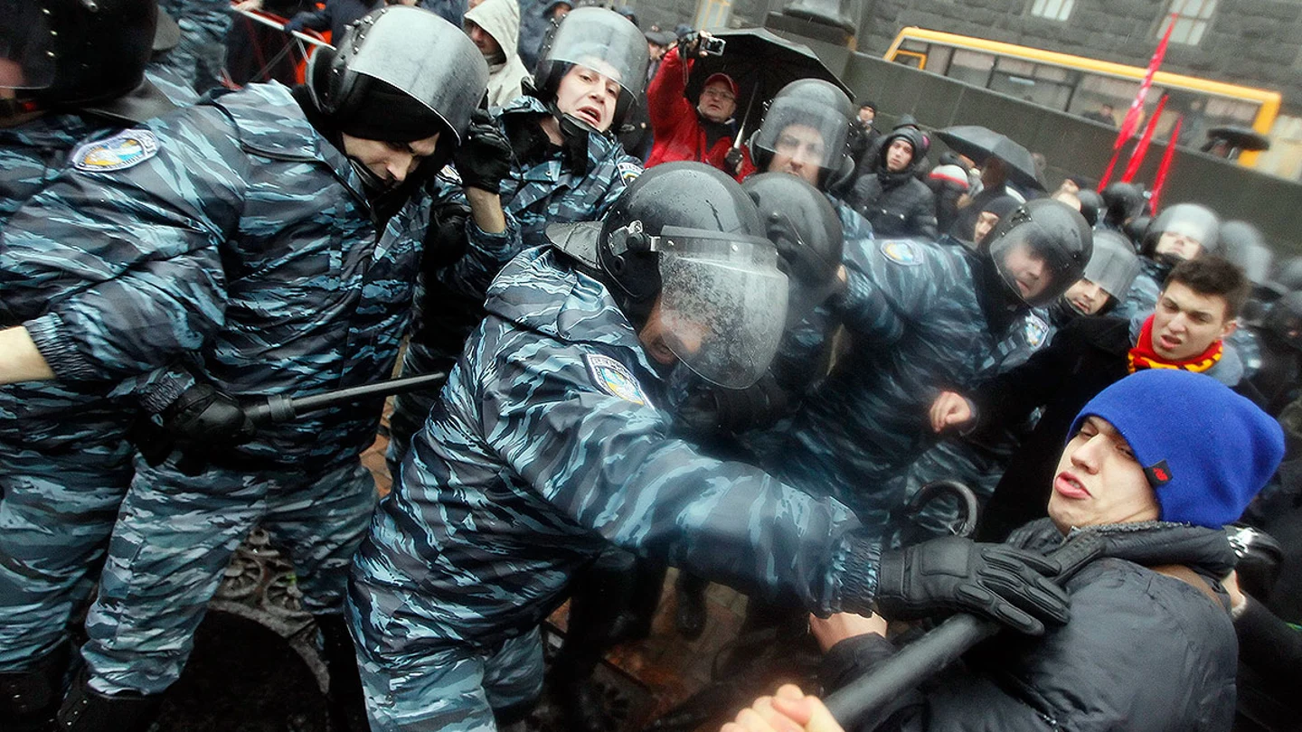 Manifestantes ucranianos se enfrentan a los policías antidisturbios durante una protesta antigobierno Manifestantes ucranianos se enfrentan a los policías antidisturbios durante una protesta antigobierno