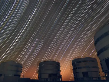 Imagen de los telescopios del VLT sobre un cielo de trazas estelares que muestran los arcos sobre el Sur (izquierda), sobre el Norte (derecha) y sobre el ecuador celeste (centro) Imagen de los telescopios del VLT sobre un cielo de trazas estelares que muestran los arcos sobre el Sur (izquierda), sobre el Norte (derecha) y sobre el ecuador celeste (centro)