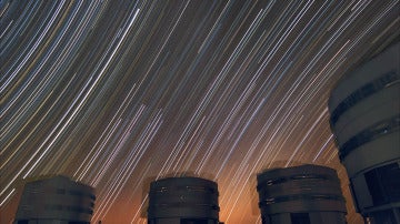 Imagen de los telescopios del VLT sobre un cielo de trazas estelares que muestran los arcos sobre el Sur (izquierda), sobre el Norte (derecha) y sobre el ecuador celeste (centro)