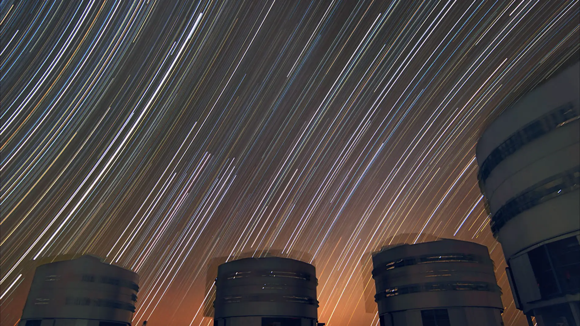Imagen de los telescopios del VLT sobre un cielo de trazas estelares que muestran los arcos sobre el Sur (izquierda), sobre el Norte (derecha) y sobre el ecuador celeste (centro)