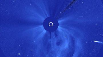 La luz brillante del sol es bloqueada, lo que permite visibilidad a su alrededor