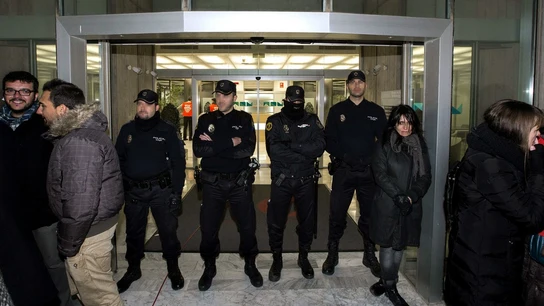 La Policía Nacional impiden la entrada a los trabajadores La Policía Nacional impiden la entrada a los trabajadores