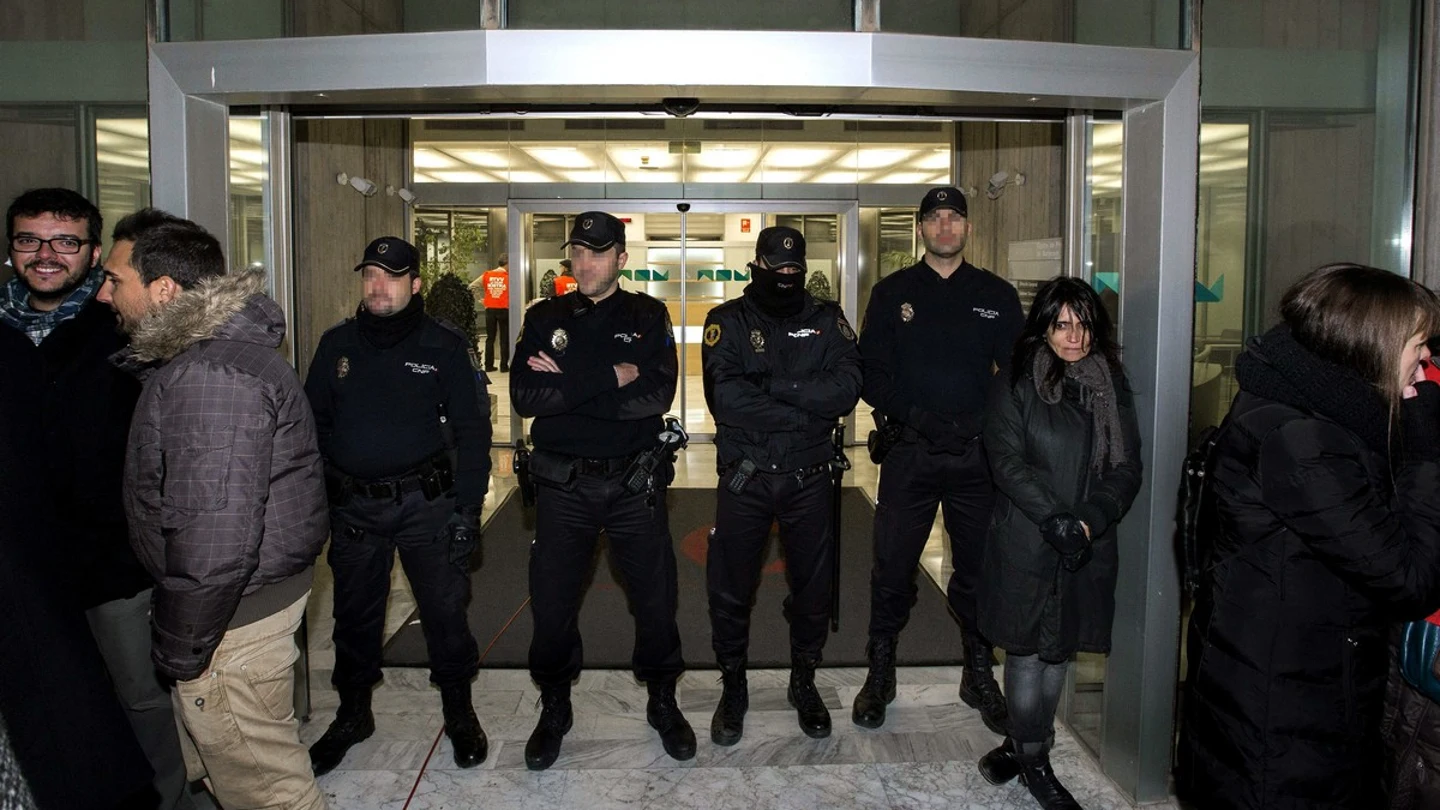 La Policía Nacional impiden la entrada a los trabajadores La Policía Nacional impiden la entrada a los trabajadores