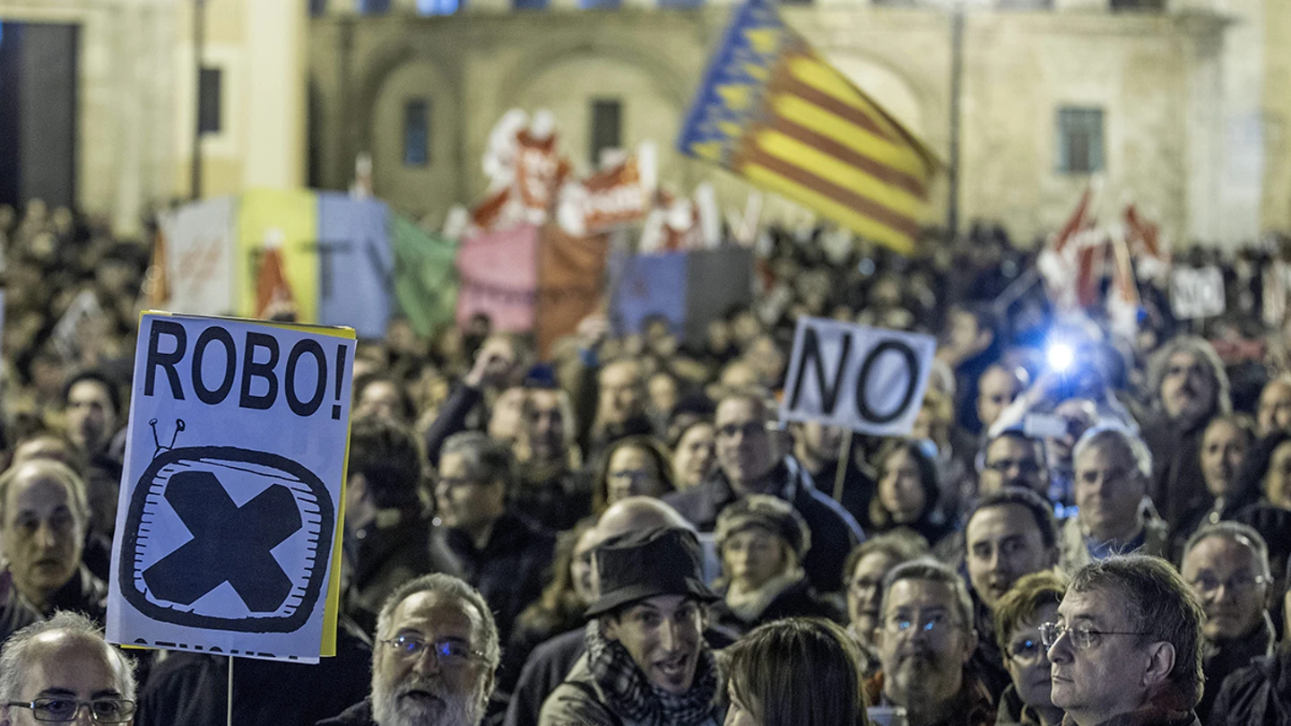 Miles de personas arropan a los trabajadores de Canal 9 tras el cierre Miles de personas arropan a los trabajadores de Canal 9 tras el cierre