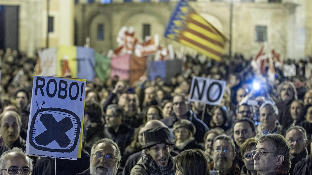 Miles de personas arropan a los trabajadores de Canal 9 tras el cierre