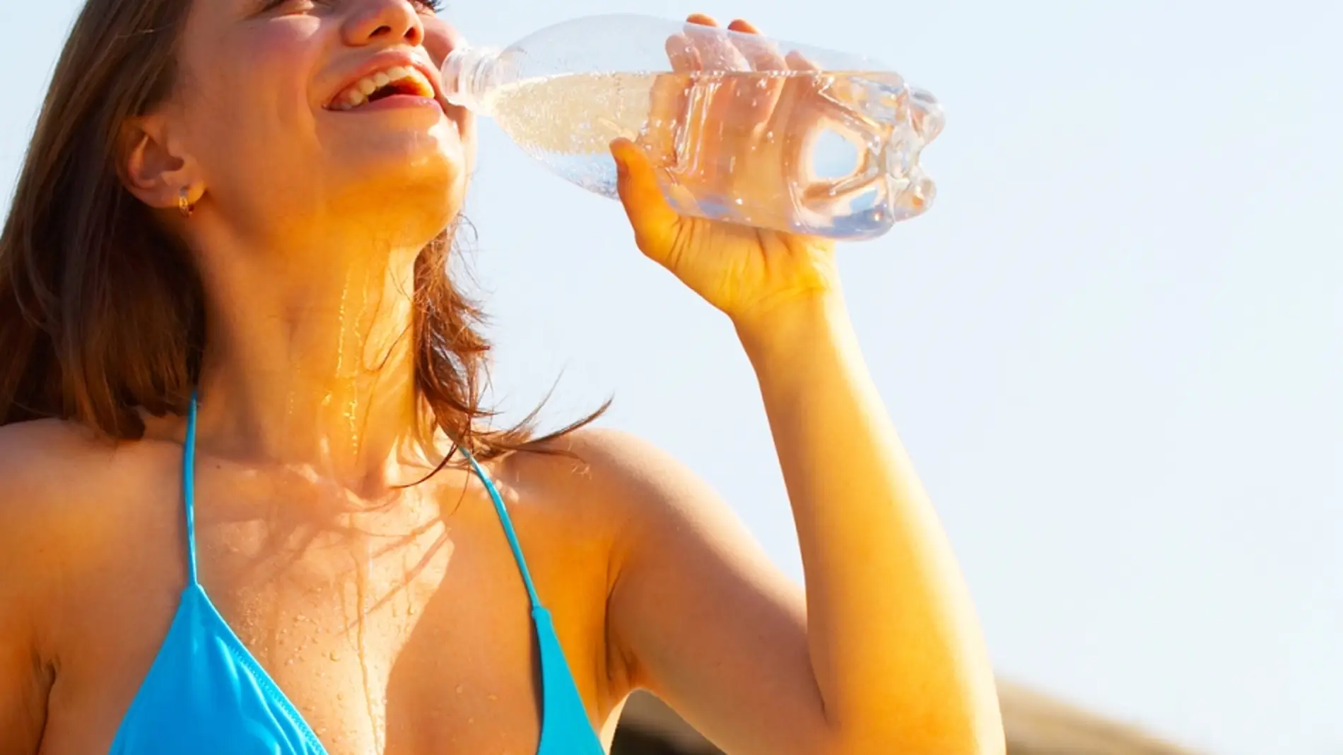Una joven bebe agua