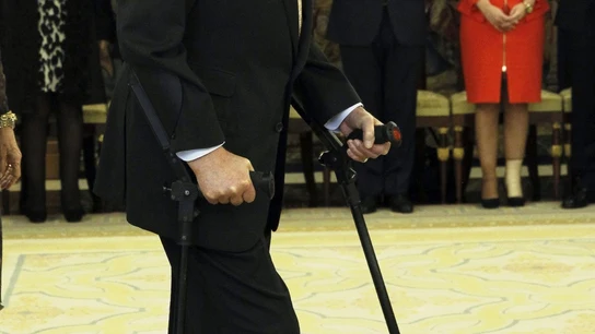 El rey Juan Carlos reaparece con muletas El rey Juan Carlos reaparece con muletas