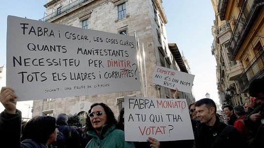 Cientos de trabajadores de RTVV protestaron ante el Palau de la Generalitat Cientos de trabajadores de RTVV protestaron ante el Palau de la Generalitat