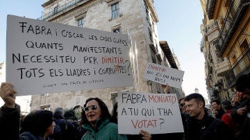 Cientos de trabajadores de RTVV protestaron ante el Palau de la Generalitat