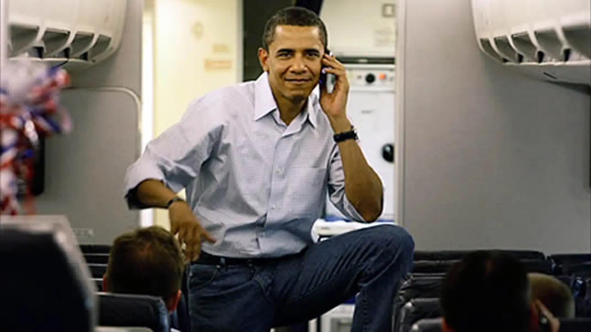 Obama usando su teléfono