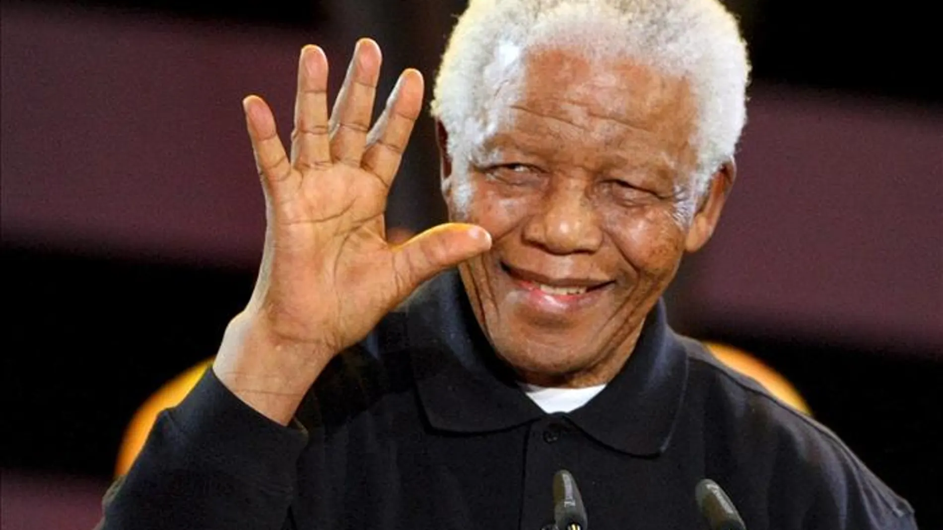 Mandela saluda durante el concierto "46664" que se celebró con motivo del Día Mundial contra el Sida