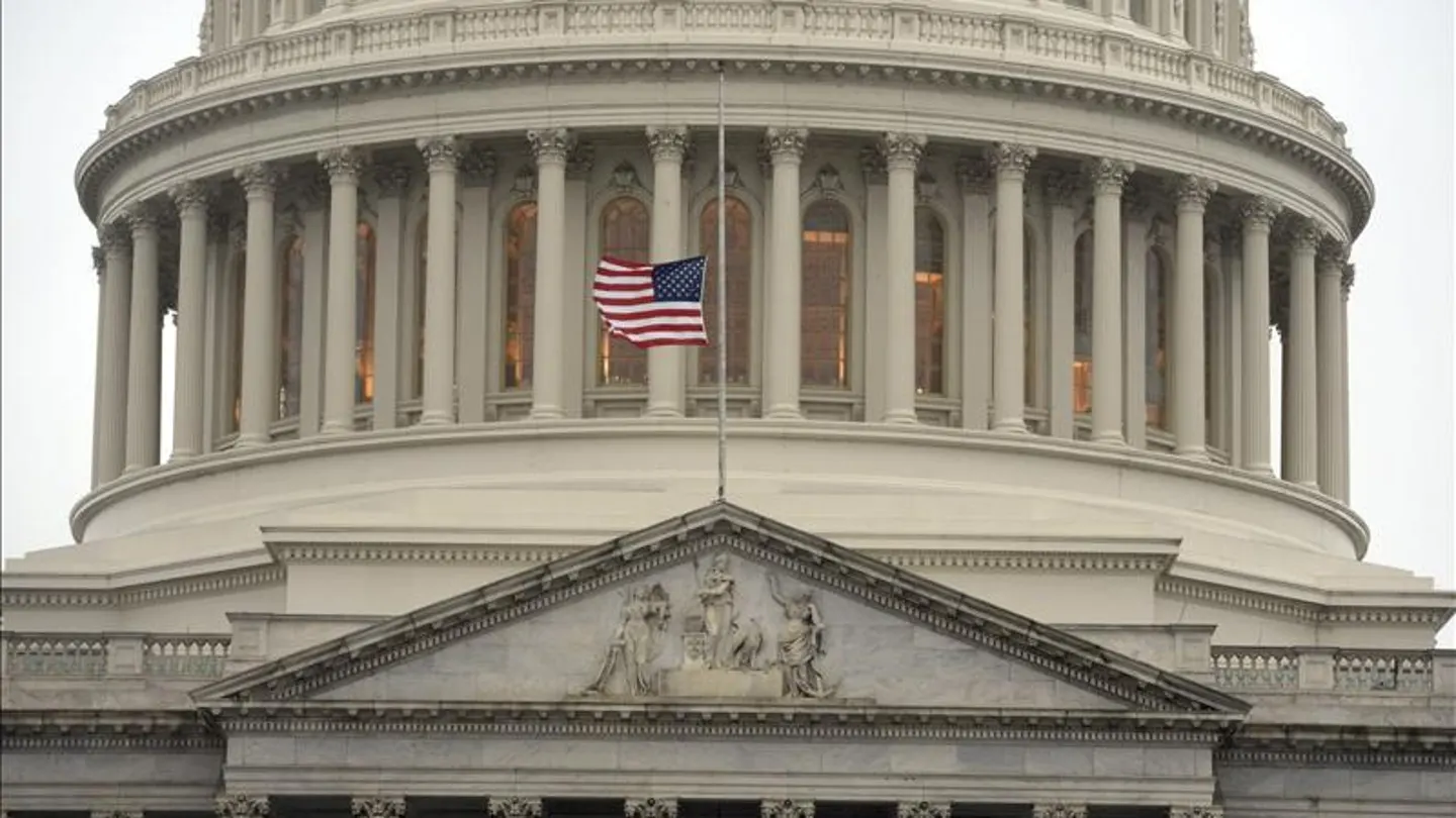 La bandera estadounidense ondea a media asta en el Capitolio en memoria del expresidente sudafricano Nelson Mandela La bandera estadounidense ondea a media asta en el Capitolio en memoria del expresidente sudafricano Nelson Mandela