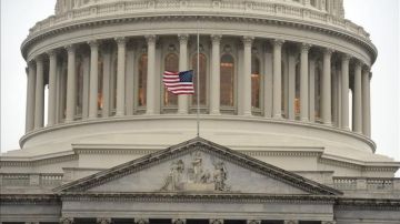 La bandera estadounidense ondea a media asta en el Capitolio en memoria del expresidente sudafricano Nelson Mandela